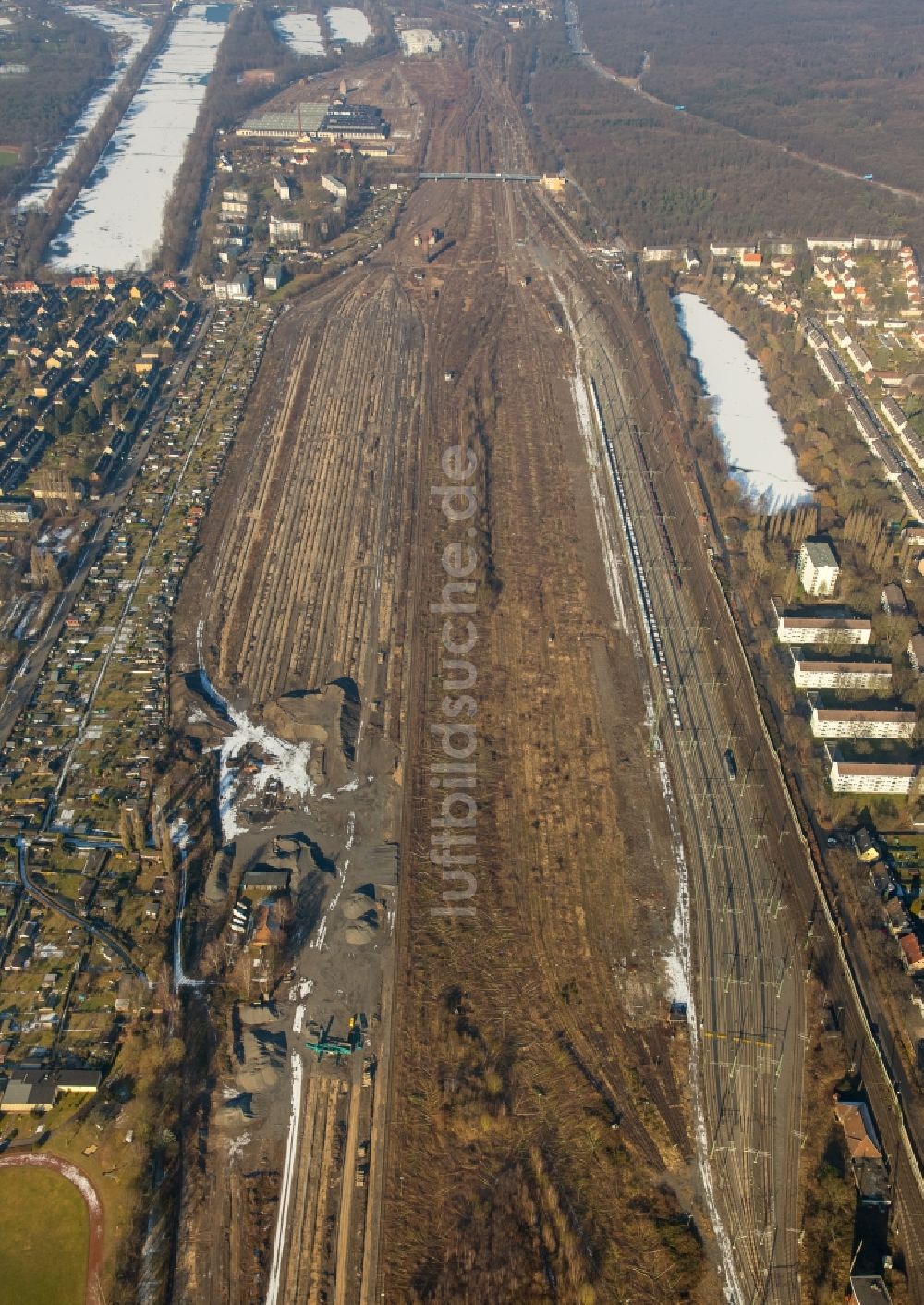 Luftaufnahme Duisburg - Entwicklungsgebiet der stillgelegten und ungenutzten Flächen und Immobilien auf dem ehemaligen Rangierbahnhof und Güterbahnhof der Deutschen Bahn im Ortsteil Dellviertel in Duisburg im Bundesland Nordrhein-Westfalen