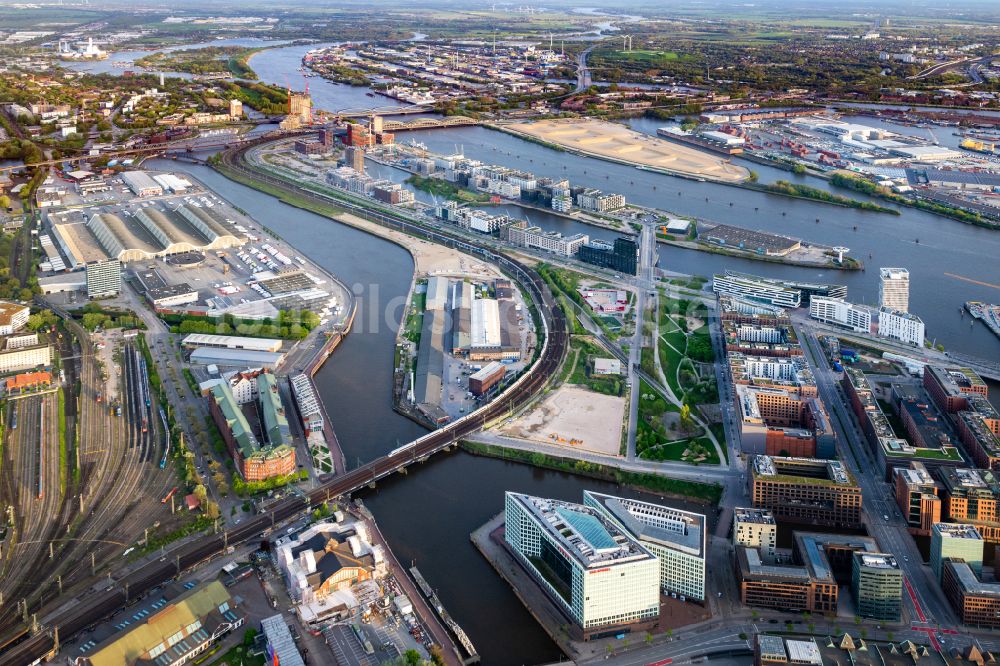 Hamburg aus der Vogelperspektive: Entwicklungsgebiet der Wohngebiets- und Gewerbeflächen des Oberhafenquartiers an der Stockmeyerstraße im Ortsteil HafenCity in Hamburg, Deutschland