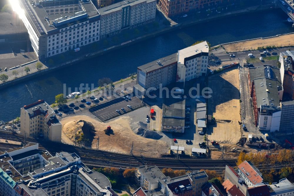 Luftaufnahme Berlin - Entwicklungsgebiet der Wohngebiets- und Gewerbeflächen am Schiffbauerdamm am Ufer der Spree im Ortsteil Mitte in Berlin, Deutschland