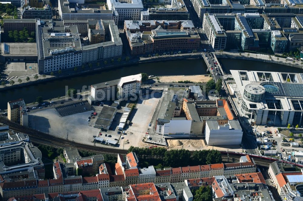 Berlin von oben - Entwicklungsgebiet der Wohngebiets- und Gewerbeflächen am Schiffbauerdamm am Ufer der Spree im Ortsteil Mitte in Berlin, Deutschland