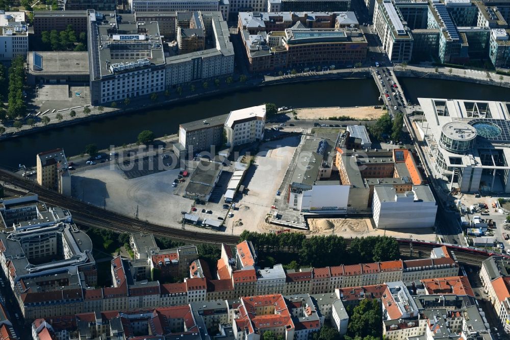 Luftbild Berlin - Entwicklungsgebiet der Wohngebiets- und Gewerbeflächen am Schiffbauerdamm am Ufer der Spree im Ortsteil Mitte in Berlin, Deutschland