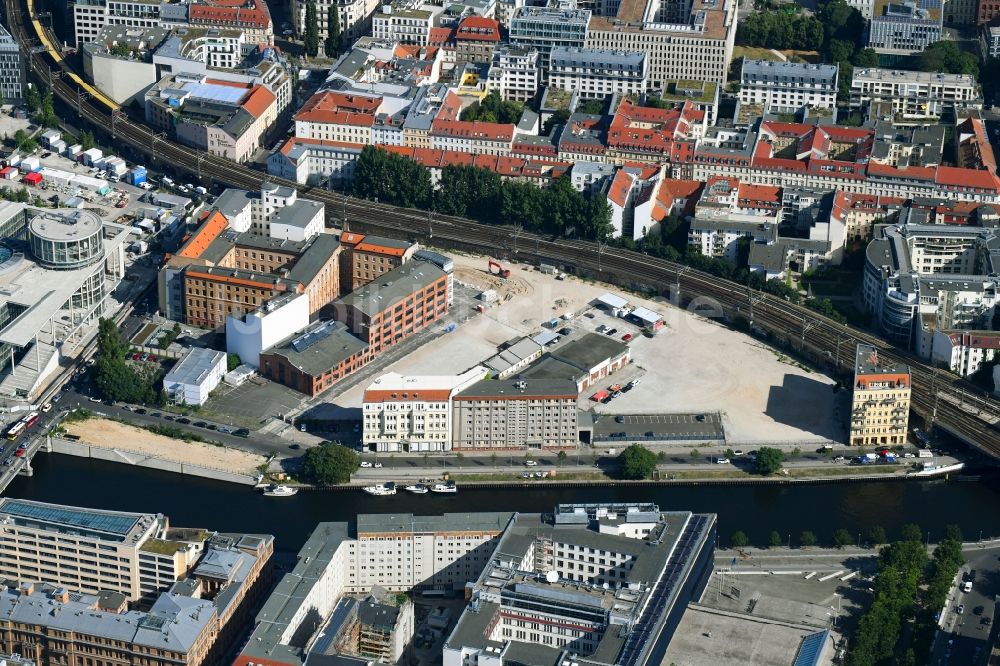 Berlin von oben - Entwicklungsgebiet der Wohngebiets- und Gewerbeflächen am Schiffbauerdamm am Ufer der Spree im Ortsteil Mitte in Berlin, Deutschland