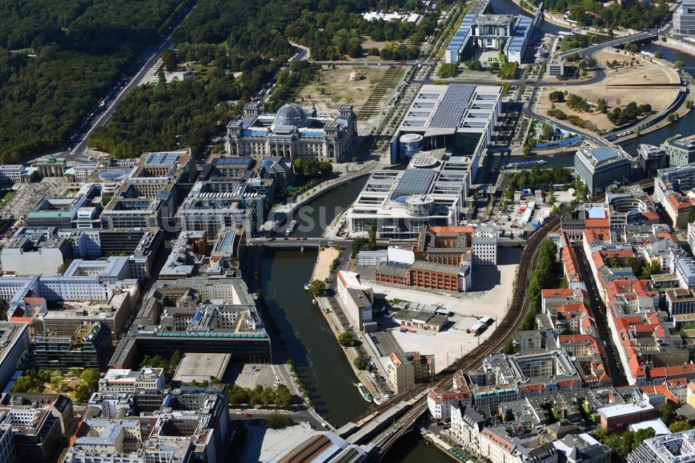 Luftbild Berlin - Entwicklungsgebiet der Wohngebiets- und Gewerbeflächen am Schiffbauerdamm am Ufer der Spree im Ortsteil Mitte in Berlin, Deutschland