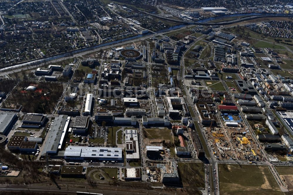 Berlin von oben - Entwicklungsgebiet der Wohngebiets- und Gewerbeflächen am Standort Wissenschafts- und Technologiepark Adlershof WISTA im Ortsteil Johannisthal in Berlin