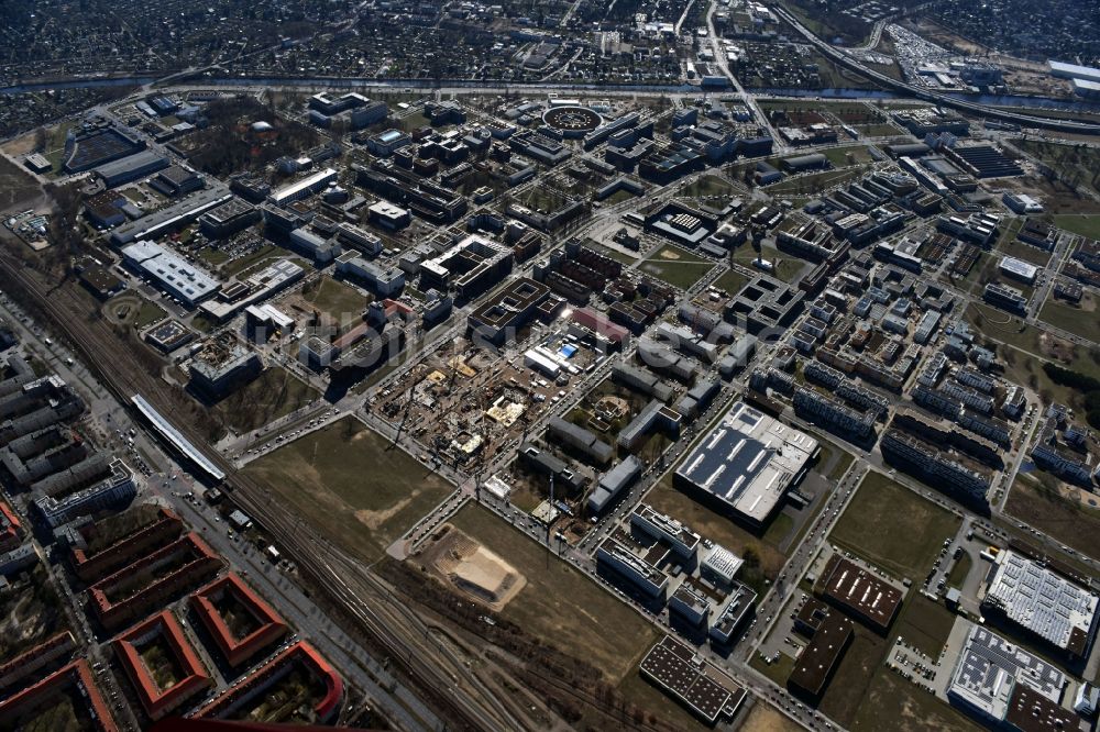 Luftbild Berlin - Entwicklungsgebiet der Wohngebiets- und Gewerbeflächen am Standort Wissenschafts- und Technologiepark Adlershof WISTA im Ortsteil Johannisthal in Berlin