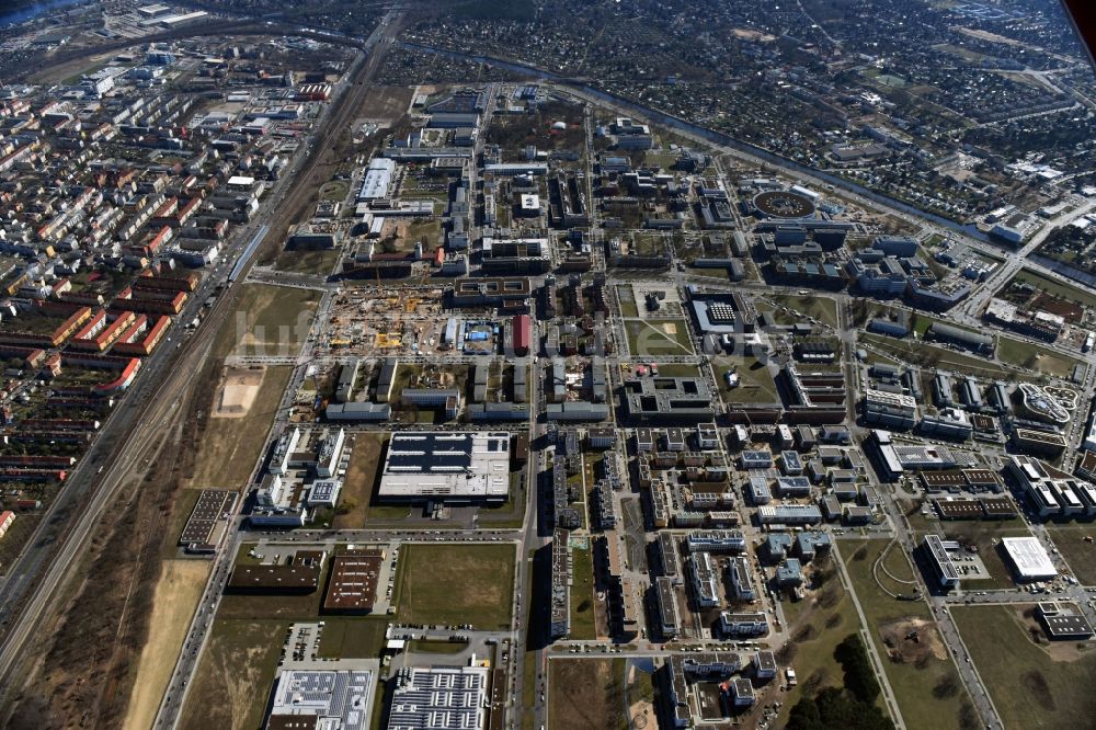 Luftaufnahme Berlin - Entwicklungsgebiet der Wohngebiets- und Gewerbeflächen am Standort Wissenschafts- und Technologiepark Adlershof WISTA im Ortsteil Johannisthal in Berlin