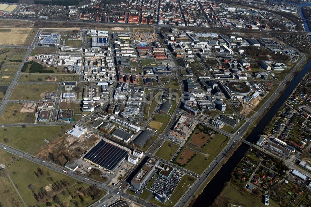 Luftaufnahme Berlin - Entwicklungsgebiet der Wohngebiets- und Gewerbeflächen am Standort Wissenschafts- und Technologiepark Adlershof WISTA im Ortsteil Johannisthal in Berlin