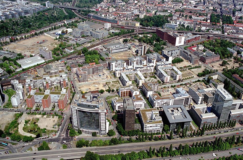 Frankfurt am Main aus der Vogelperspektive: Entwicklungsgebiet der Wohngebiets- und Gewerbeflächen an der Theodor-Heuss-Allee in Frankfurt am Main im Bundesland Hessen, Deutschland