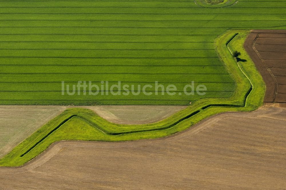 Luftaufnahme Groß Polzin - Entwässerungsgraben auf einem Feld / Graphische Landschaft bei Groß Polzin im Bundesland Mecklenburg-Vorpommern