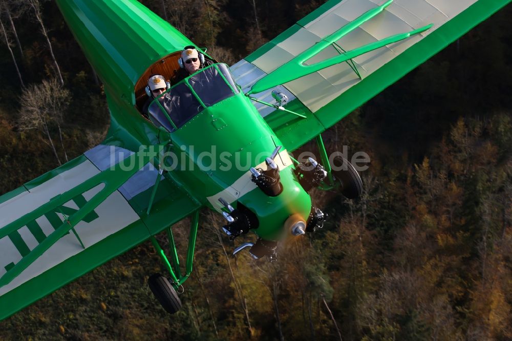 Luftaufnahme Mengen - 1934er Flugzeug Kinner Sportster B mit der Kennung NC14201über der herbstlichen Laubwaldlandschaft bei Mengen im Bundesland Baden-Württemberg