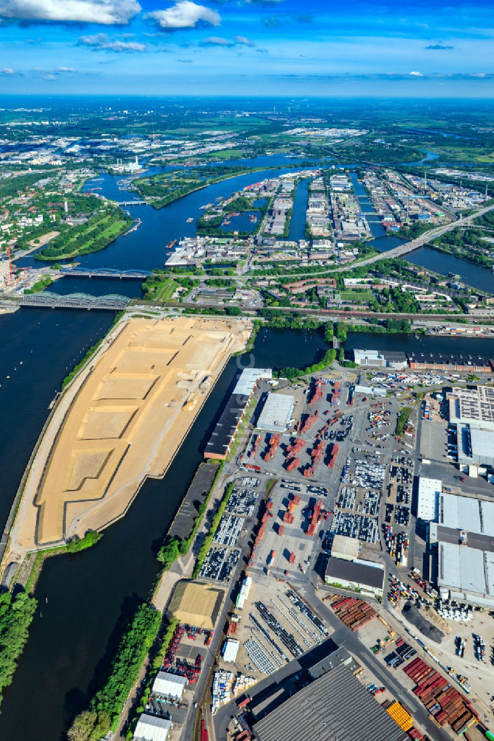 Hamburg von oben - Erdarbeiten auf dem Gelände der ehemaligen Logistikzentrum- Ruine Übersee - Zentrum am Schuhmacherwerder - Moldauhafen in Hamburg, Deutschland