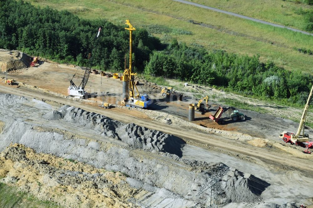 Luftaufnahme Espenhain - Erdarbeiten und Untergrund- Verfestigungs- Bohrungen entlang der Autobahn- Trasse und des Streckenverlaufes der Bundesstraße B95 zur BAB A72 in Espenhain im Bundesland Sachsen