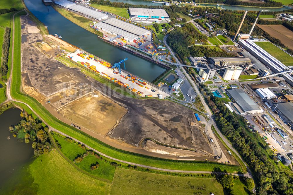 Voerde (Niederrhein) von oben - Erdarbeiten zur Erweiterung des Containerterminal von Contargo im Containerhafen des Binnenhafen Emmelsum in Voerde (Niederrhein) im Bundesland Nordrhein-Westfalen, Deutschland