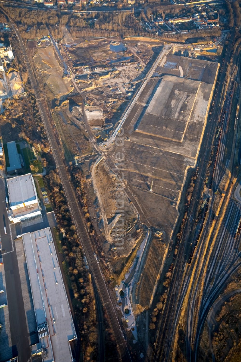 Dortmund aus der Vogelperspektive: Erdaufschüttungs- Arbeiten auf dem Gelände des ehemaligen Hoeschgeländes in Dortmund im Bundesland Nordrhein-Westfalen