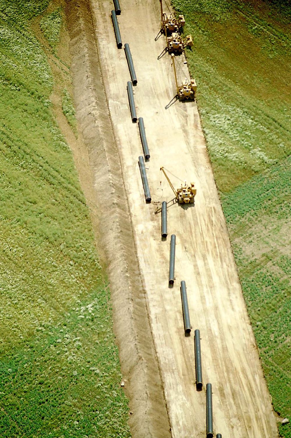 Bernau - Werneuchen / Brandenburg aus der Vogelperspektive: Erdgasleitungsbau zwischen Bernau und Werneuchen. Datum: 24.06.03