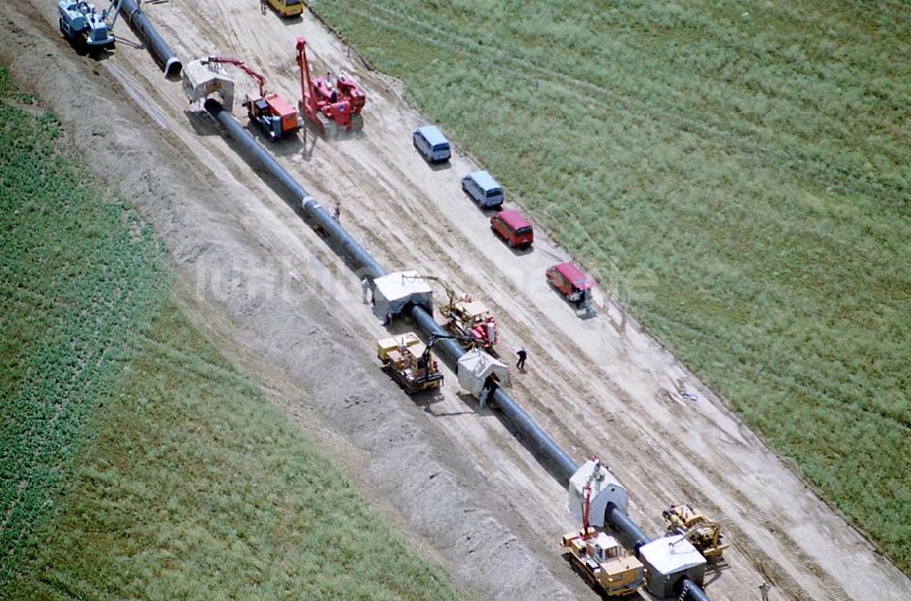 Bernau - Werneuchen / Brandenburg aus der Vogelperspektive: Erdgasleitungsbau zwischen Bernau und Werneuchen. Datum: 24.06.03