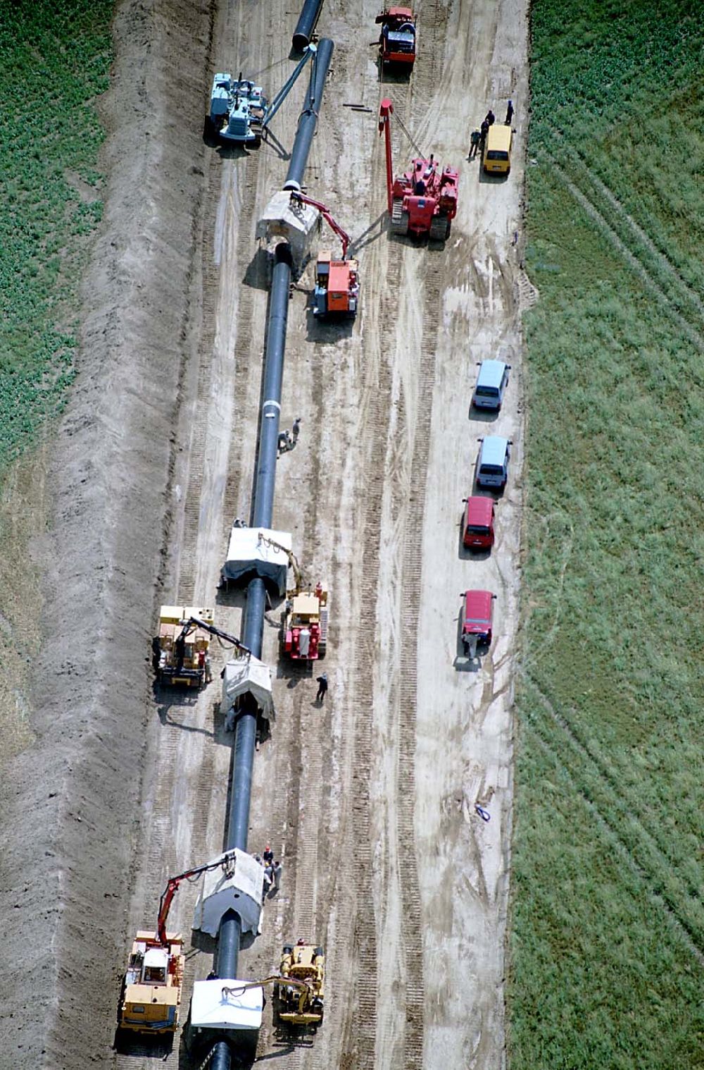 Bernau - Werneuchen / Brandenburg von oben - Erdgasleitungsbau zwischen Bernau und Werneuchen. Datum: 24.06.03