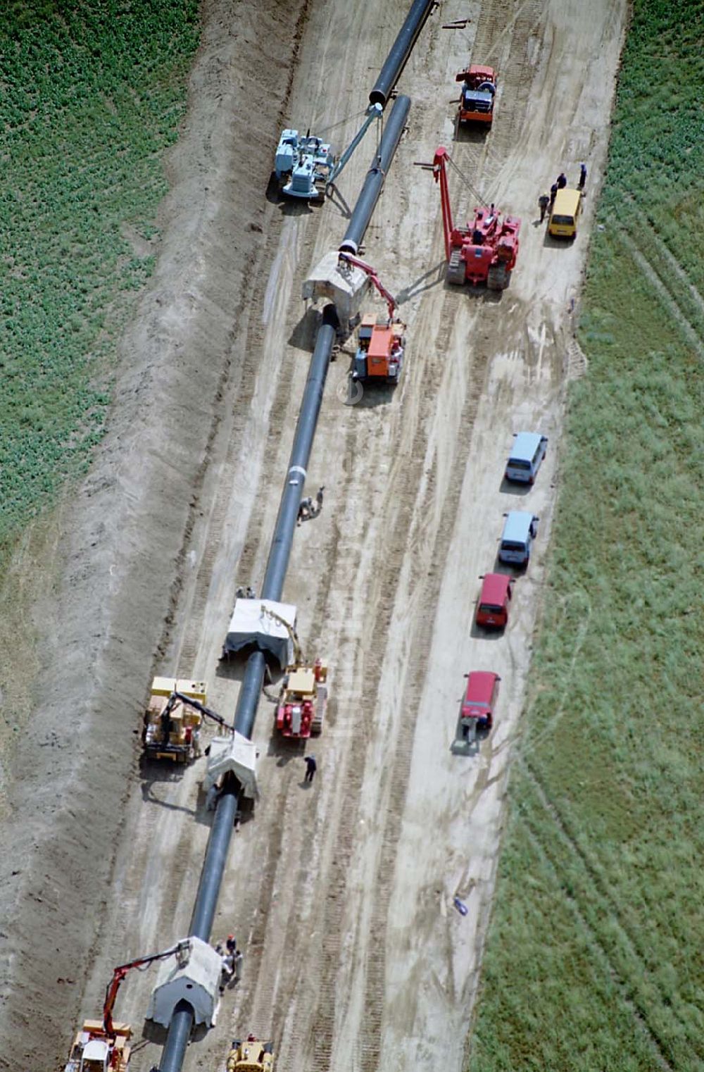 Bernau - Werneuchen / Brandenburg aus der Vogelperspektive: Erdgasleitungsbau zwischen Bernau und Werneuchen. Datum: 24.06.03