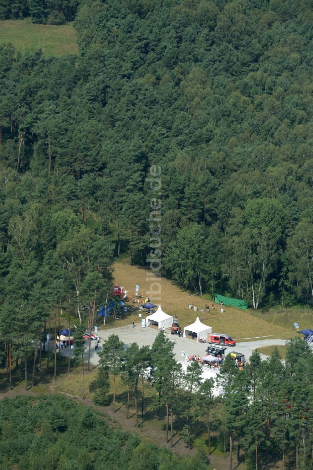 Luftaufnahme Sallgast - Eröffnungsfest des Wald- Windparks Göllnitz-Lieskau-Rehain in Sallgast im Bundesland Brandenburg