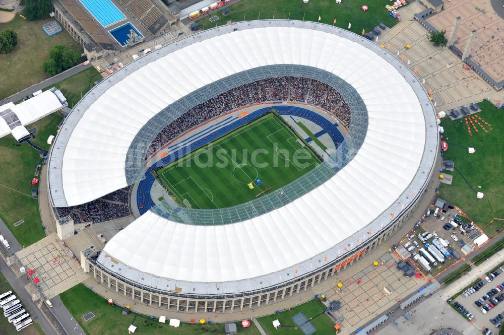 Luftbild Berlin - Eröffnungsspiel der Fußball-Weltmeisterschaft der Frauen 2011 im Berliner Olympiastadion