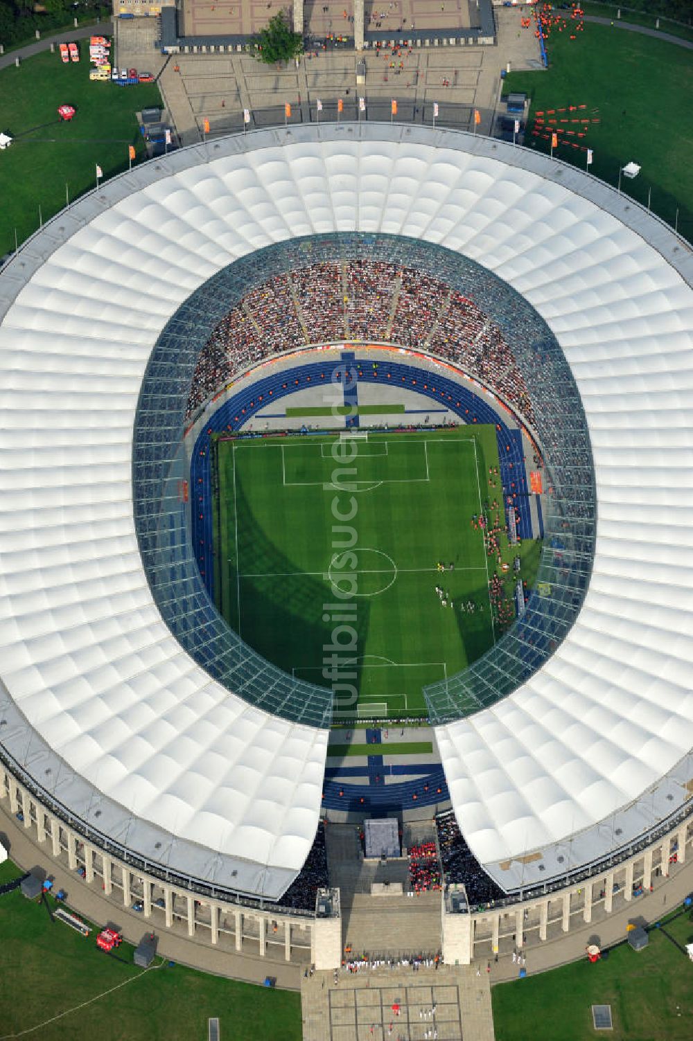 Berlin aus der Vogelperspektive: Eröffnungsspiel der Fußball-Weltmeisterschaft der Frauen 2011 im Berliner Olympiastadion