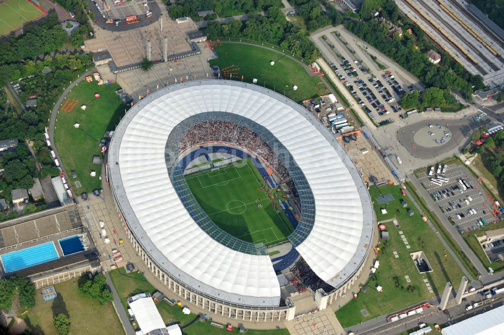 Berlin aus der Vogelperspektive: Eröffnungsspiel der Fußball-Weltmeisterschaft der Frauen 2011 im Berliner Olympiastadion