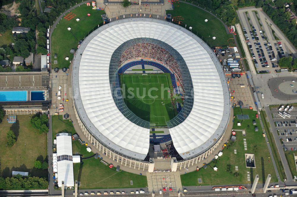 Luftbild Berlin - Eröffnungsspiel der Fußball-Weltmeisterschaft der Frauen 2011 im Berliner Olympiastadion