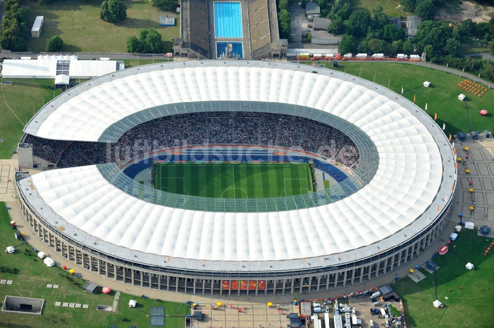 Luftbild Berlin - Eröffnungsspiel der Fußball-Weltmeisterschaft der Frauen 2011 im Berliner Olympiastadion