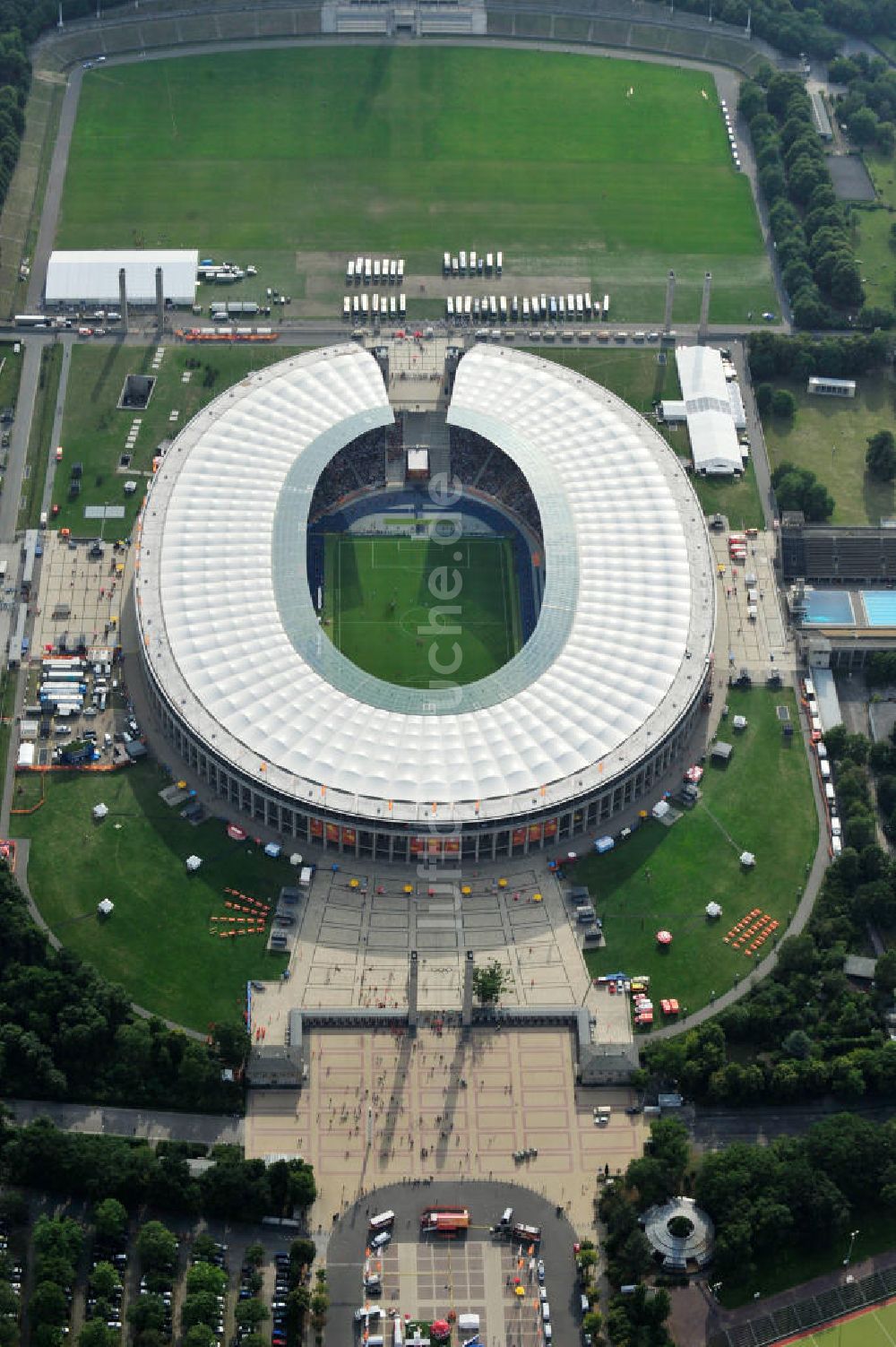 Berlin aus der Vogelperspektive: Eröffnungsspiel der Fußball-Weltmeisterschaft der Frauen 2011 im Berliner Olympiastadion