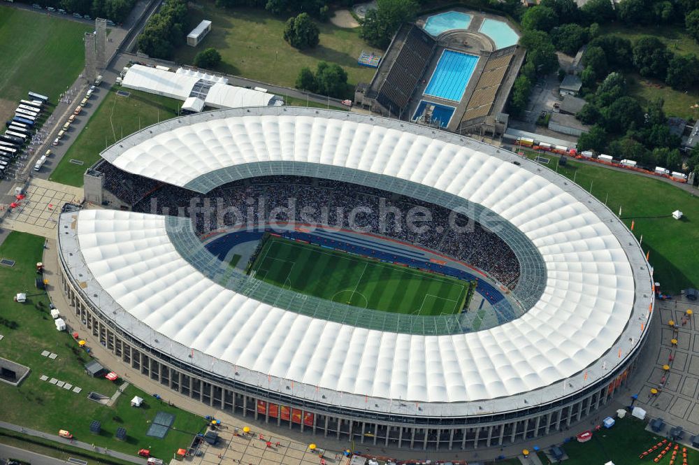 Berlin aus der Vogelperspektive: Eröffnungsspiel der Fußball-Weltmeisterschaft der Frauen 2011 im Berliner Olympiastadion