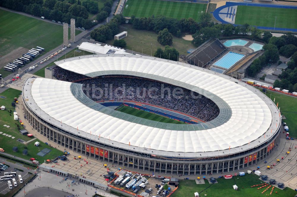 Luftbild Berlin - Eröffnungsspiel der Fußball-Weltmeisterschaft der Frauen 2011 im Berliner Olympiastadion