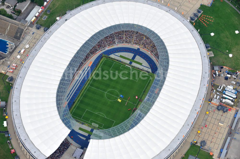 Berlin aus der Vogelperspektive: Eröffnungsspiel der Fußball-Weltmeisterschaft der Frauen 2011 im Berliner Olympiastadion