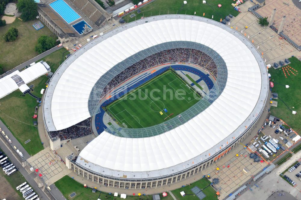 Luftbild Berlin - Eröffnungsspiel der Fußball-Weltmeisterschaft der Frauen 2011 im Berliner Olympiastadion