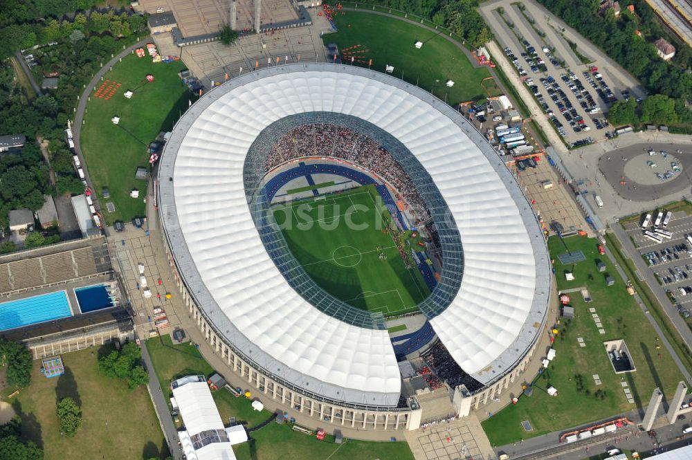 Luftaufnahme Berlin - Eröffnungsspiel der Fußball-Weltmeisterschaft der Frauen 2011 im Berliner Olympiastadion