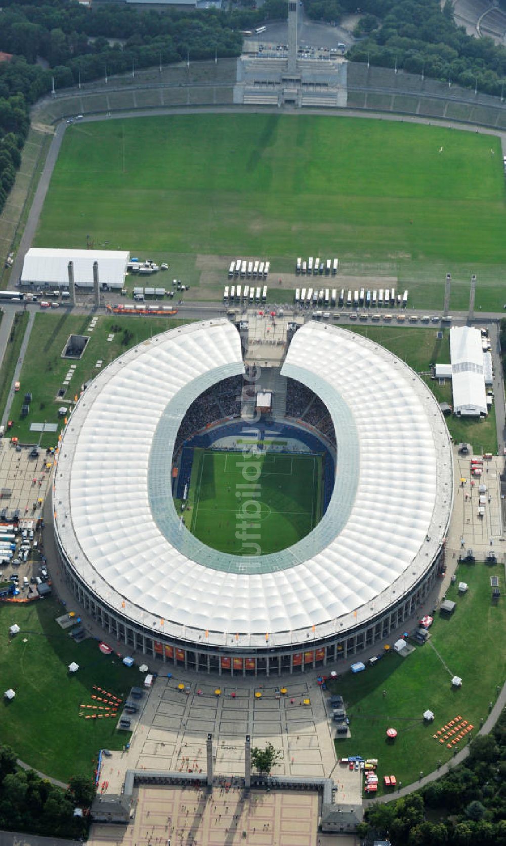 Luftbild Berlin - Eröffnungsspiel der Fußball-Weltmeisterschaft der Frauen 2011 im Berliner Olympiastadion