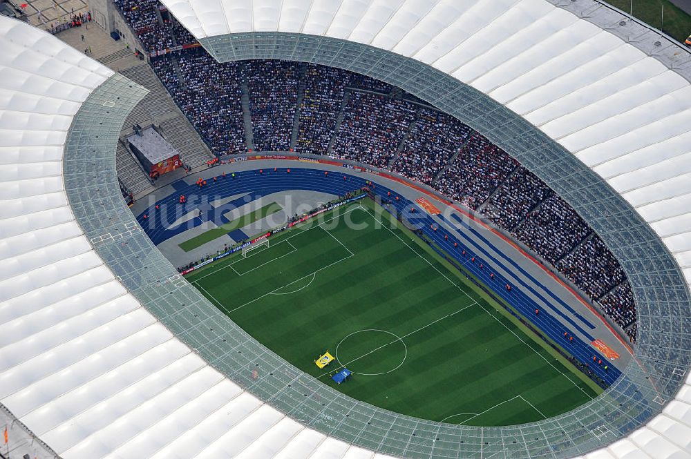 Luftbild Berlin - Eröffnungsspiel der Fußball-Weltmeisterschaft der Frauen 2011 im Berliner Olympiastadion