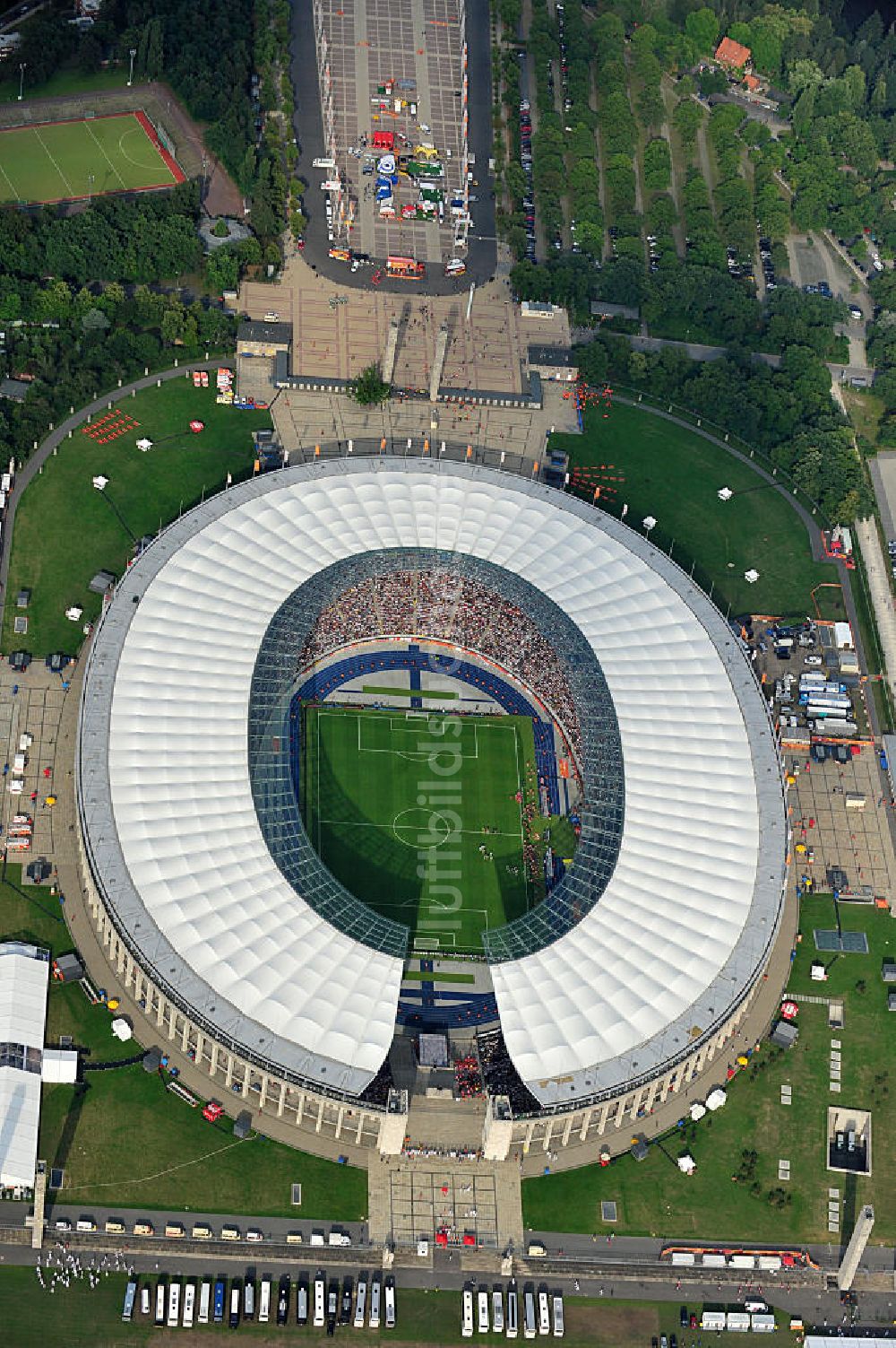 Berlin aus der Vogelperspektive: Eröffnungsspiel der Fußball-Weltmeisterschaft der Frauen 2011 im Berliner Olympiastadion