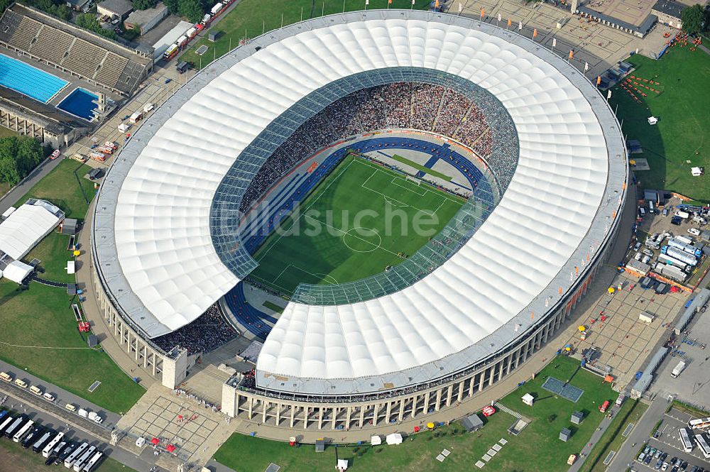 Luftbild Berlin - Eröffnungsspiel der Fußball-Weltmeisterschaft der Frauen 2011 im Berliner Olympiastadion