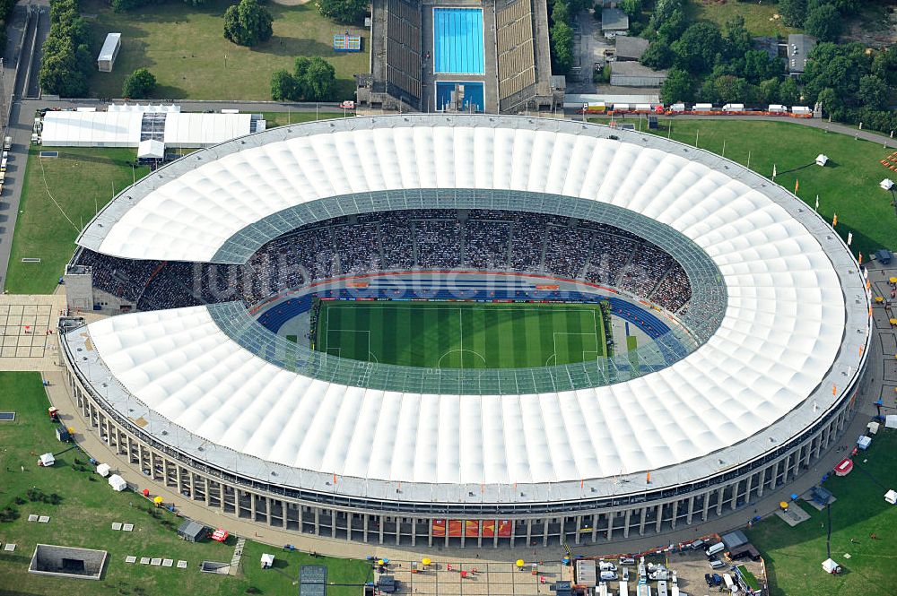 Luftaufnahme Berlin - Eröffnungsspiel der Fußball-Weltmeisterschaft der Frauen 2011 im Berliner Olympiastadion