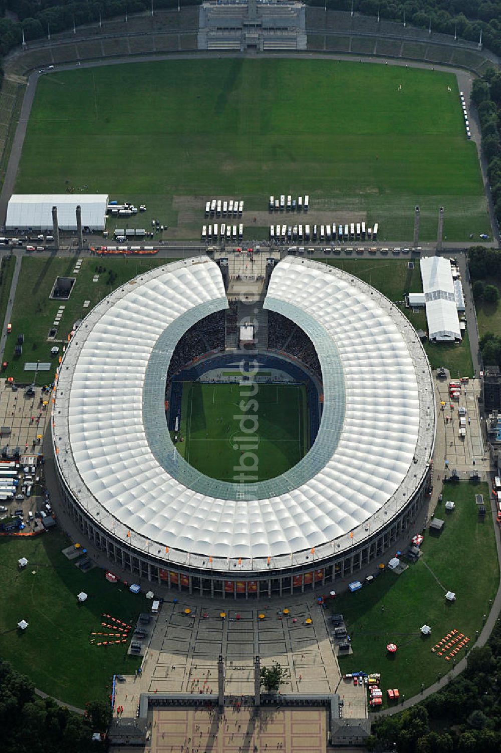 Berlin aus der Vogelperspektive: Eröffnungsspiel der Fußball-Weltmeisterschaft der Frauen 2011 im Berliner Olympiastadion