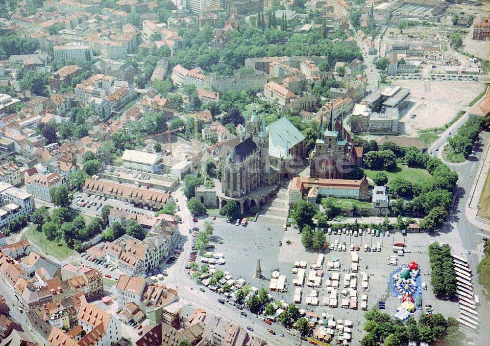 Luftaufnahme Erfurt - Erfurter Dom mit dem Marktplatz in der Stadtmitte.