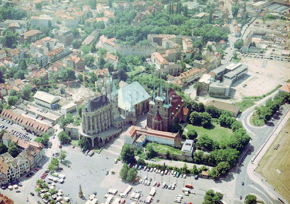 Erfurt von oben - Erfurter Dom mit dem Marktplatz in der Stadtmitte.