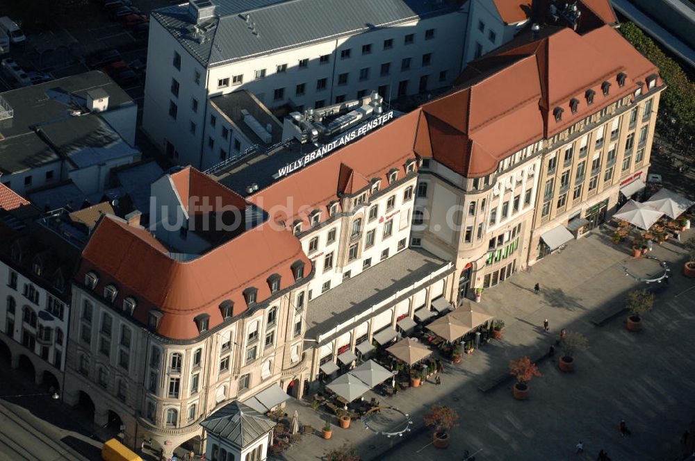 Erfurt von oben - Erfurter Hof am Willy-Brandt-Platz