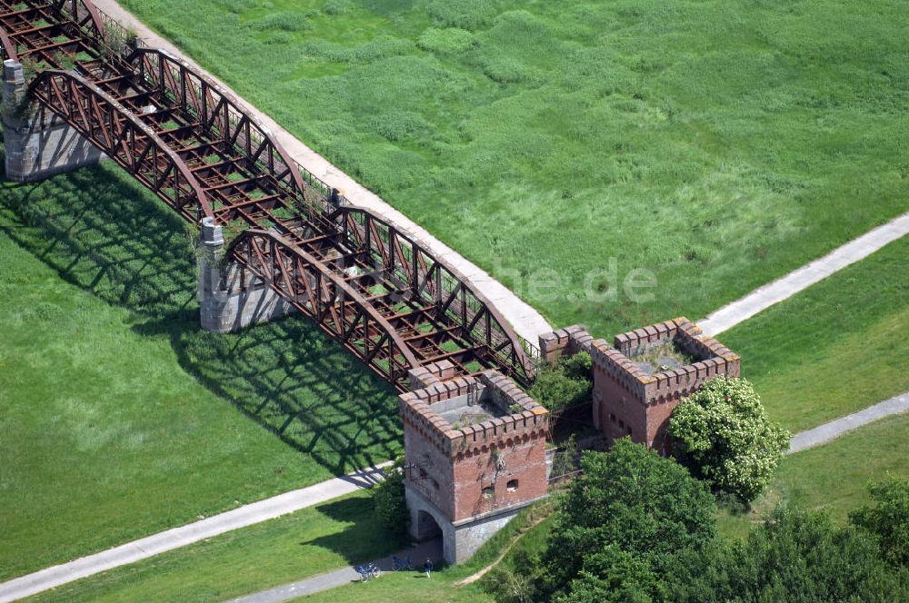 Dömitz von oben - erhaltenen Reste Eisenbahnbrücke Dömitz auf der Dömitz gegenüberliegenden Elbseite.