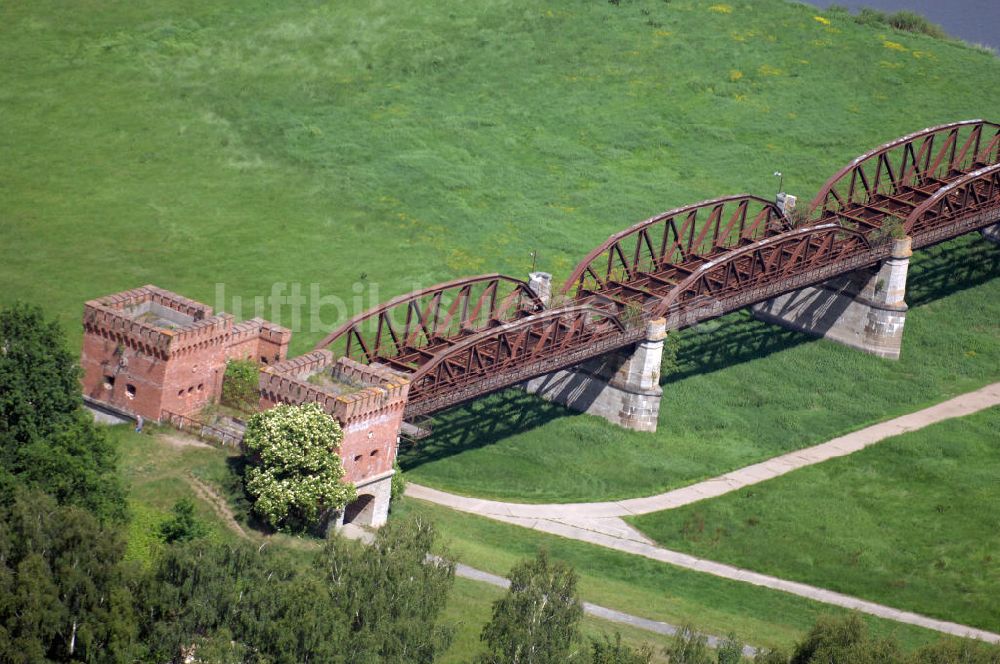 Luftbild Dömitz - erhaltenen Reste Eisenbahnbrücke Dömitz auf der Dömitz gegenüberliegenden Elbseite.