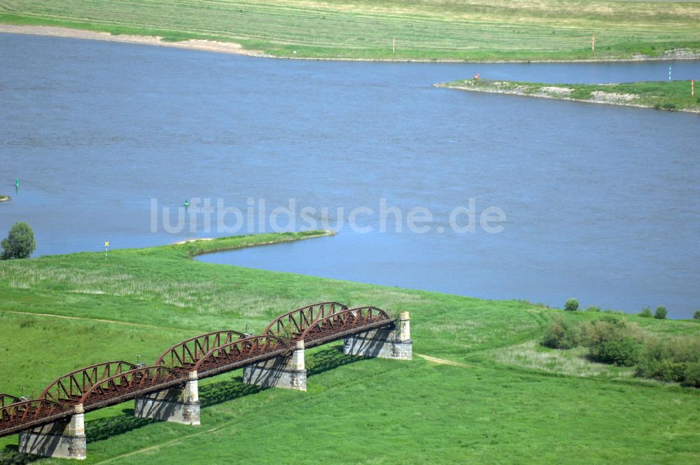 Dömitz aus der Vogelperspektive: erhaltenen Reste Eisenbahnbrücke Dömitz auf der Dömitz gegenüberliegenden Elbseite.