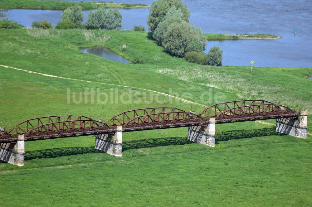 Luftaufnahme Dömitz - erhaltenen Reste Eisenbahnbrücke Dömitz auf der Dömitz gegenüberliegenden Elbseite.