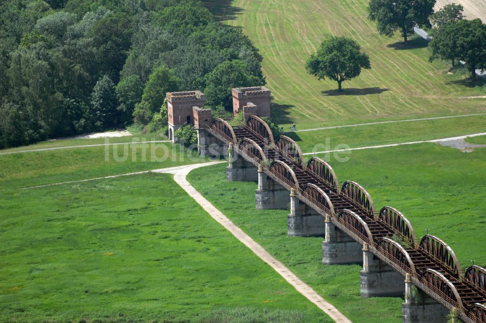 Luftbild Dömitz - erhaltenen Reste Eisenbahnbrücke Dömitz auf der Dömitz gegenüberliegenden Elbseite.