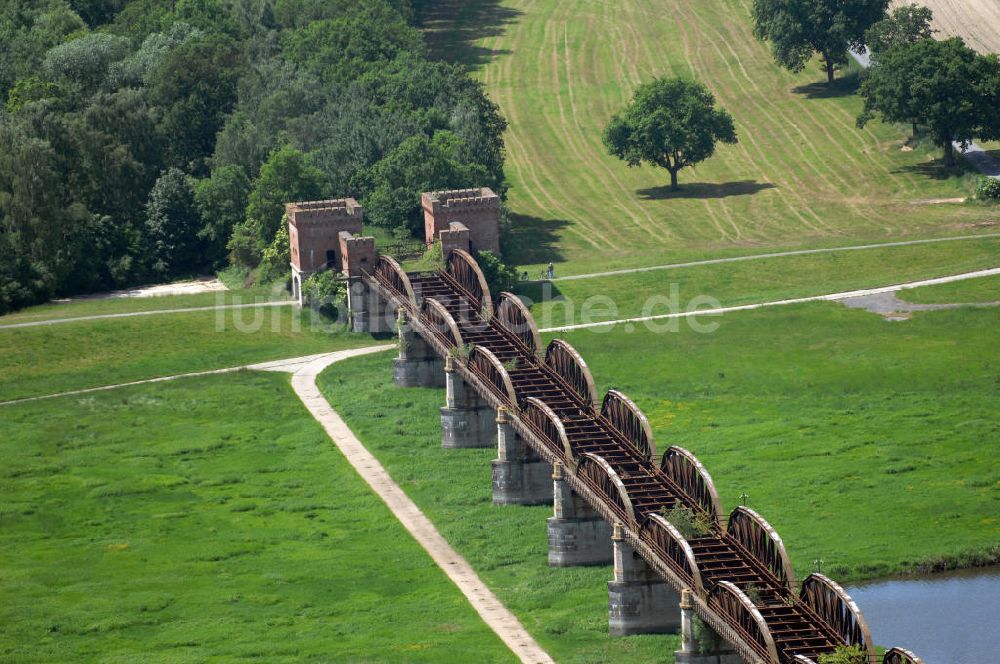 Luftaufnahme Dömitz - erhaltenen Reste Eisenbahnbrücke Dömitz auf der Dömitz gegenüberliegenden Elbseite.