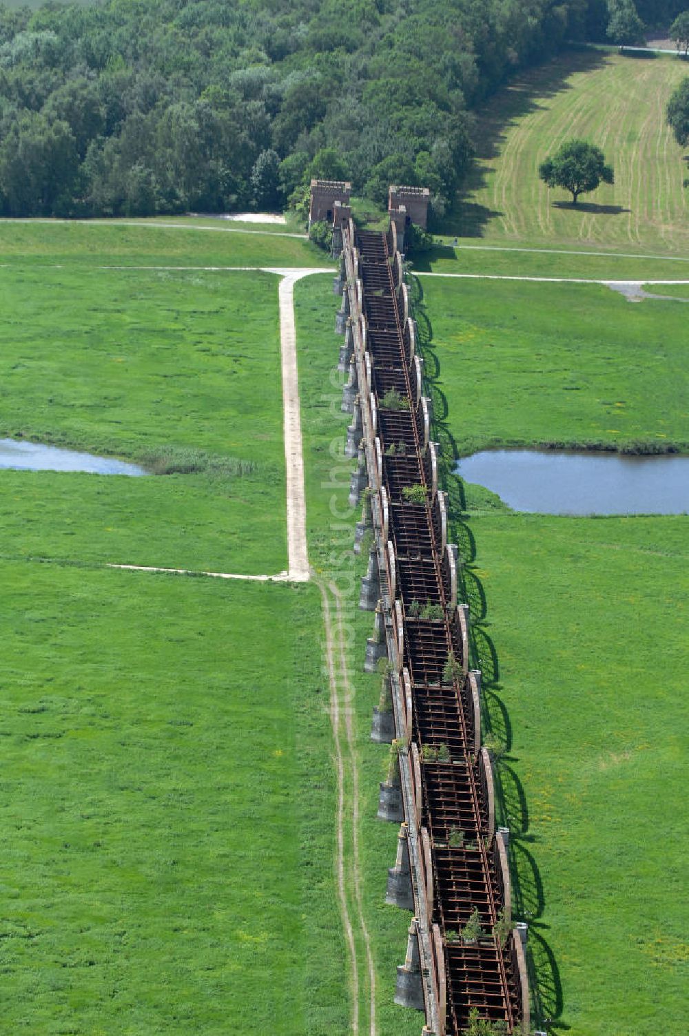 Dömitz von oben - erhaltenen Reste Eisenbahnbrücke Dömitz auf der Dömitz gegenüberliegenden Elbseite.